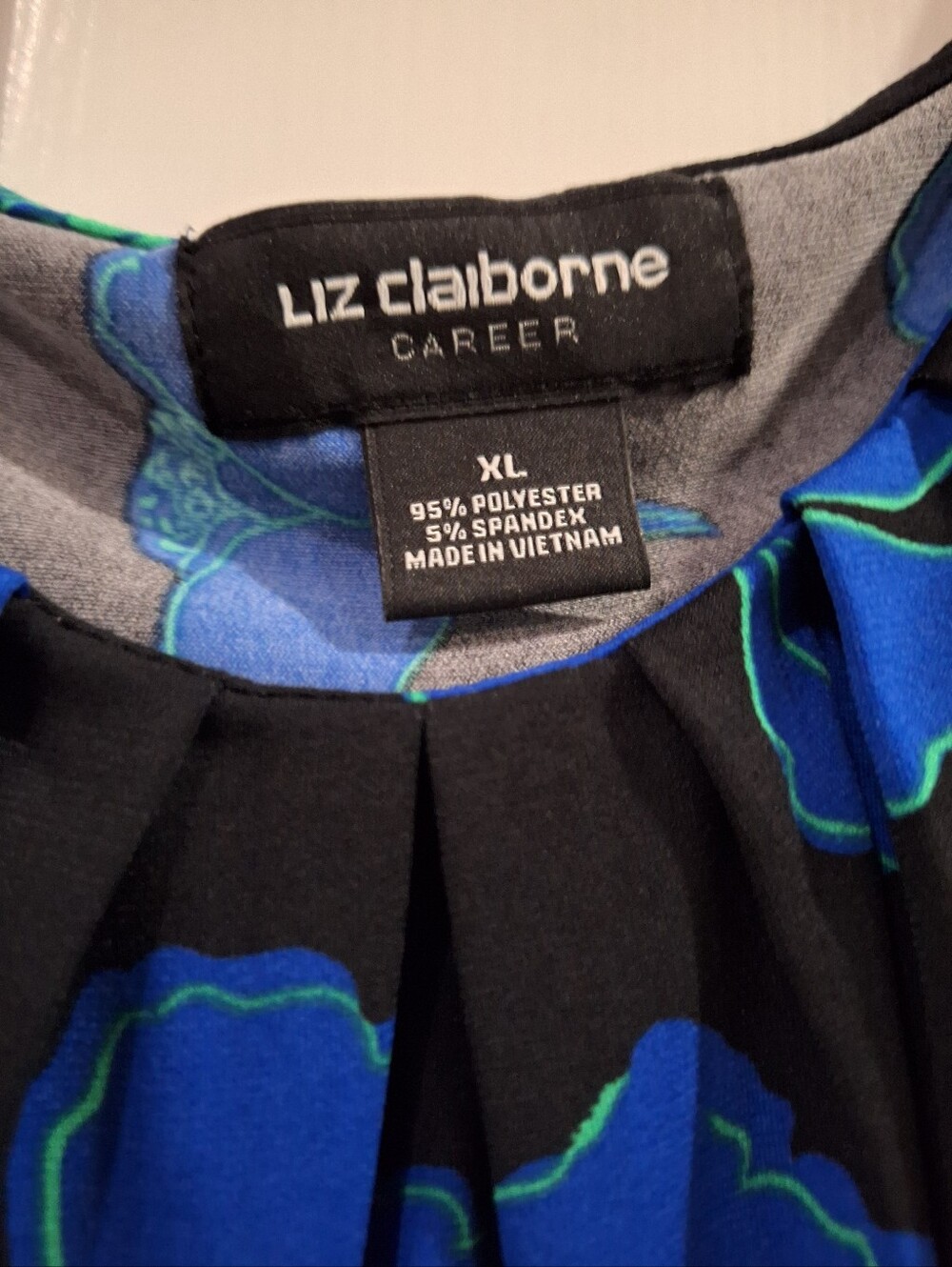 Liz Claiborne Black Sleeveless Top with Blue Floral Print - Picture 2 of 3